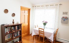 Beautiful Apartment-5 Beds-Full Kitchen-Parking-Super Clean!